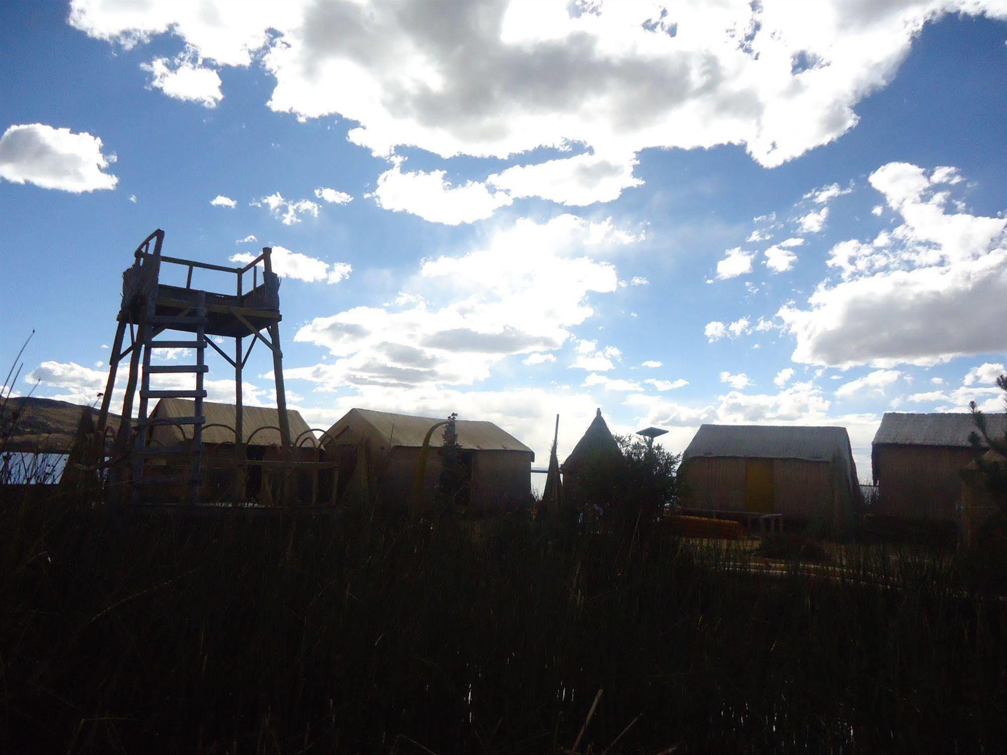 Uros Aruma Uro On Uros Floating Islands Puno Extérieur photo