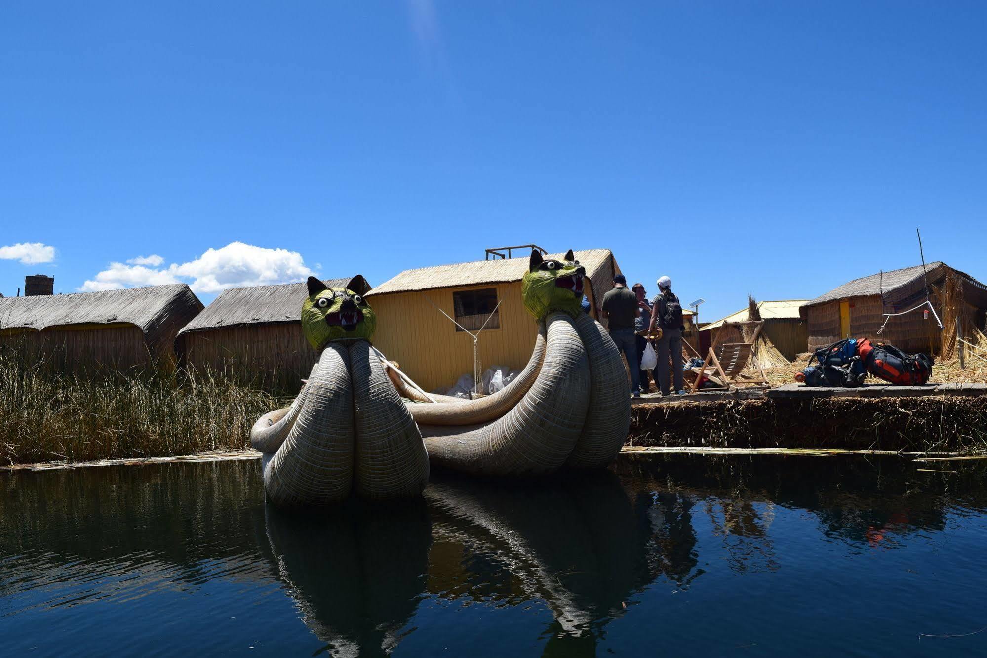 Uros Aruma Uro On Uros Floating Islands Puno Extérieur photo