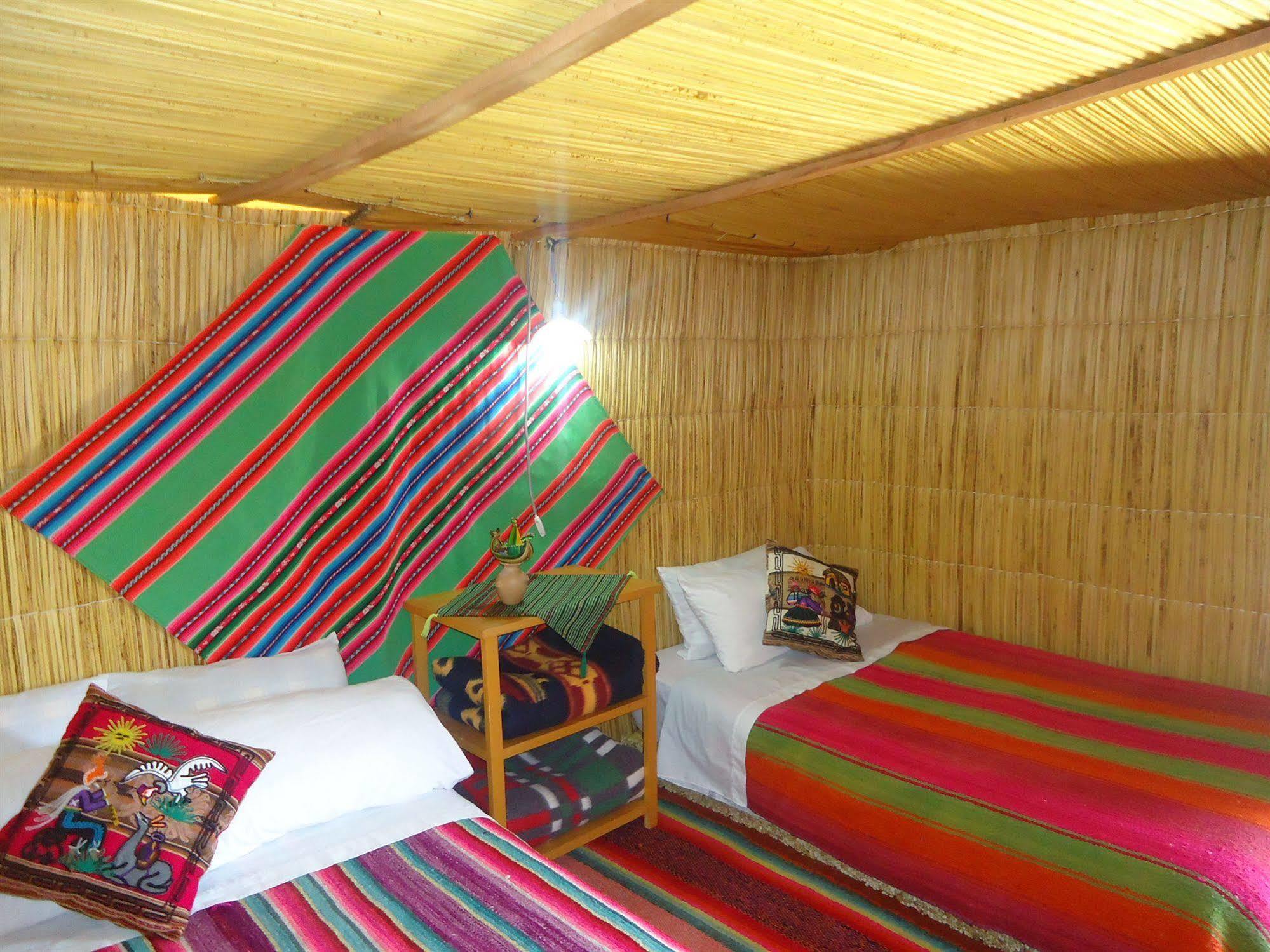 Uros Aruma Uro On Uros Floating Islands Puno Extérieur photo