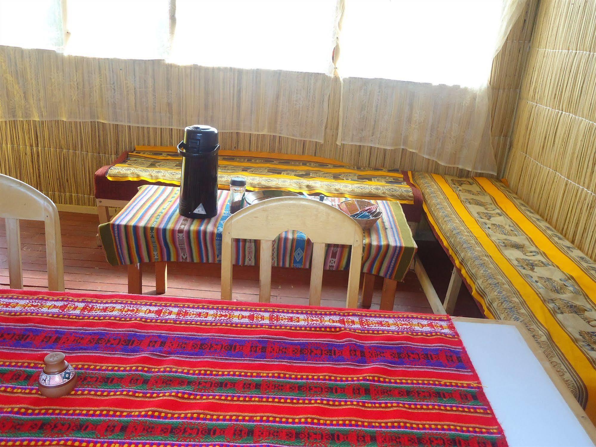 Uros Aruma Uro On Uros Floating Islands Puno Extérieur photo
